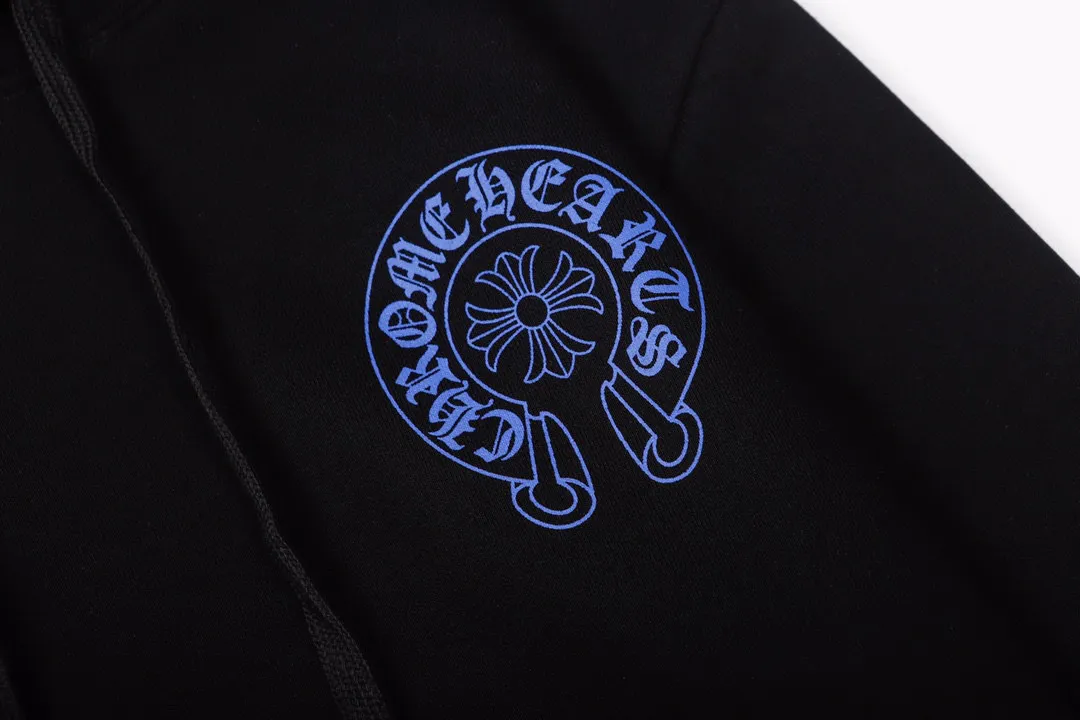 M31—P210 -Chrome Hearts/Chrome Hearts printed sweatshirt cardigan jacket -420 grams of high-density, high-quality wool, soft, delicate and skin-friendly, soft and silky to the touch, warm and skin-friendly -The hardware and zipper accessories are all customized and full of details -Colour: black -Size: S M L XL